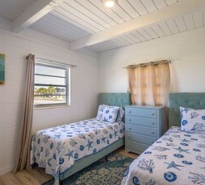 Guest bedroom with 2 twin beds