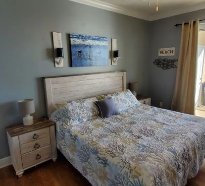Spacious Ist Master Suite with King sized bed.
