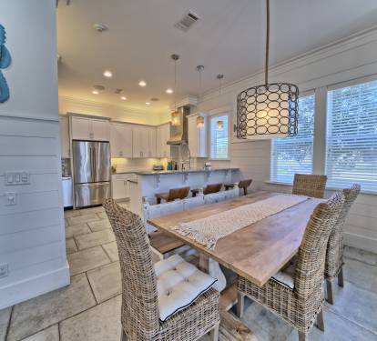 BEAUTIFUL DINING TABLE AND 4 BARSTOOLS - SEATS 12