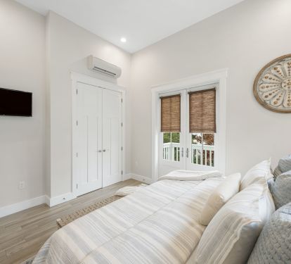 Luxury King Bed with Luxury Cotton Linens- Split AC unit- Smart TV