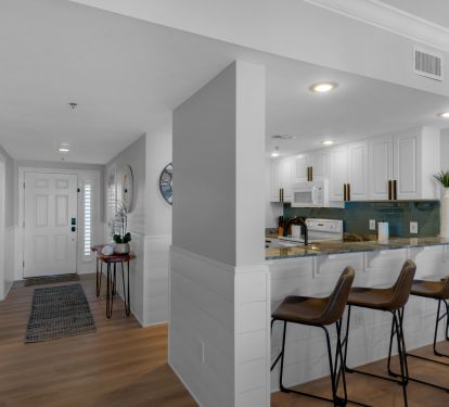 Seating for 4 at the kitchen bar