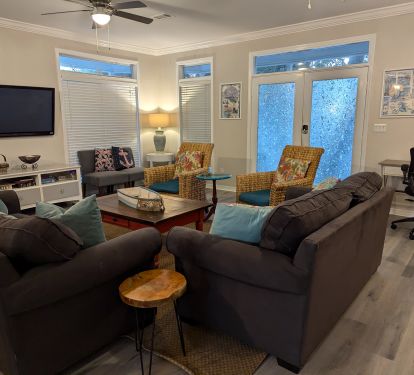 Living room with lots of comfortable seating.
