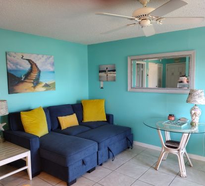 Livingroom with pullout couch.