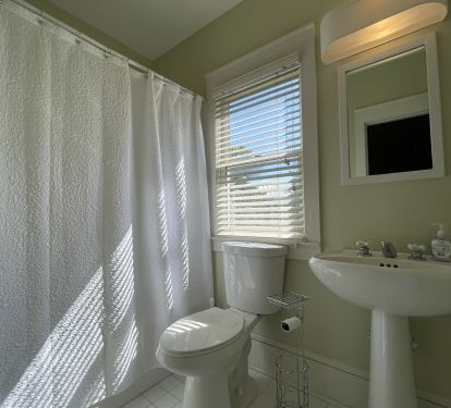 Full bathroom, tub w/ shower