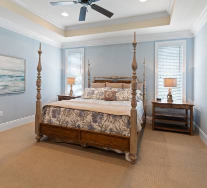 2nd floor king suite with en suite bathroom