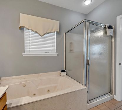 Jet tub &amp; walk in shower in master bath!