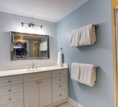 Private en-suite bathroom off of the 2nd bathroom.