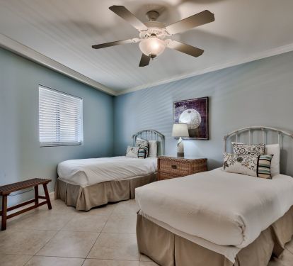 2nd bedroom with 2 twin beds