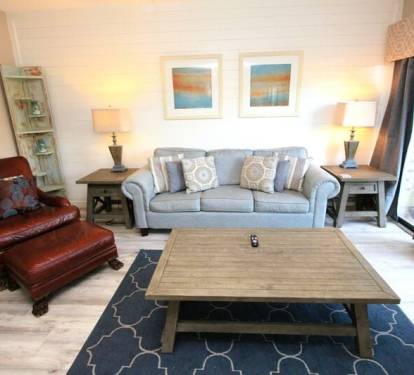 Room to spread out in living room