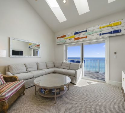 Livingroom with plenty of seating