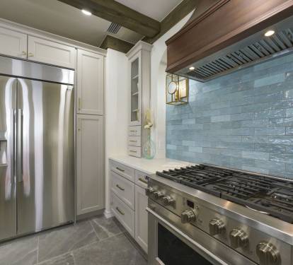 This beautiful 6 burner gas range and oven is all you need to make exceptional meals.