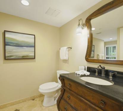 The polished granite sink area and elegant d-cor elevate your stay with a touch of coastal sophistication.