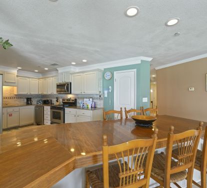 Cabana Club 401 open kitchen and bar area, ideal for large families and groups.