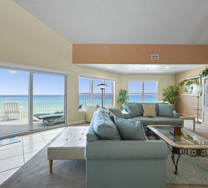 Elegant open living area with coastal d-cor, ideal for entertaining after a day at the beach.