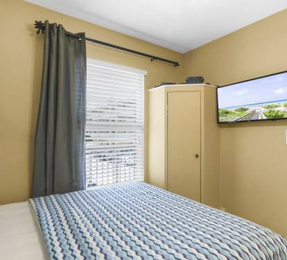 Queen Size Guest Room w/Flat Screen TV
