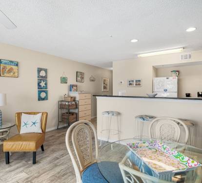 Kitchen / Dining Area