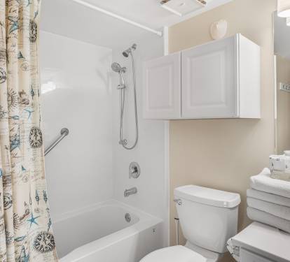 Private Master Bath w/Combo Tub Shower