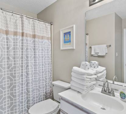 Shared Bathroom w/Shower / Tub Combo