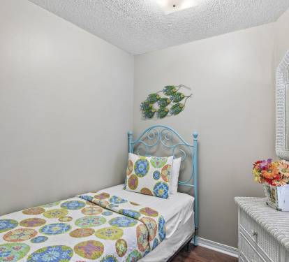 Cozy Bunk Room with a Single Twin Bed