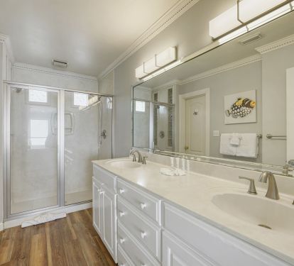 1st master suite bathroom(2nd floor)