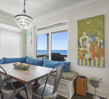 Dining room with plenty of seats for the whole family and stunning gulf views
