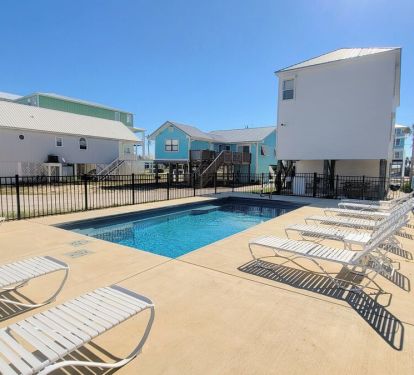 Treat yourself to a day in the sun. With luxe amenities available at your fingertips, spend the entire day lounging by the pool surrounded by balmy breezes and refreshing salty air.