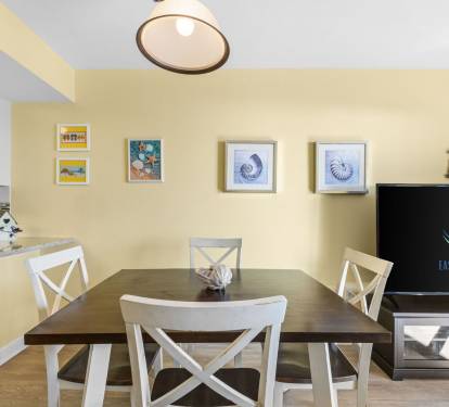 Dining Area - Table seats 4 - additional seating at kitchen counter