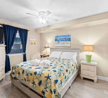 Bedroom - Queen Bed - Smart TV & Cable - Attached Full Bathroom - Linens Provided