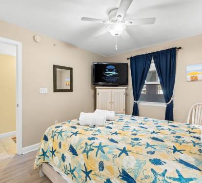 Bedroom - Queen Bed - Smart TV & Cable - Attached Full Bathroom - Linens Provided