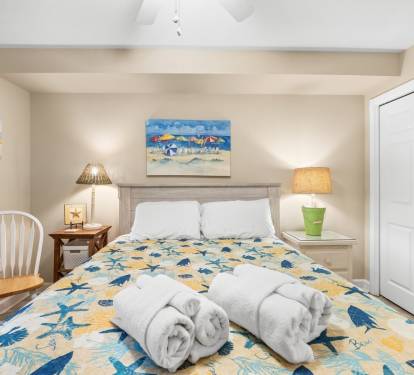 Bedroom - Queen Bed - Smart TV & Cable - Attached Full Bathroom - Linens Provided