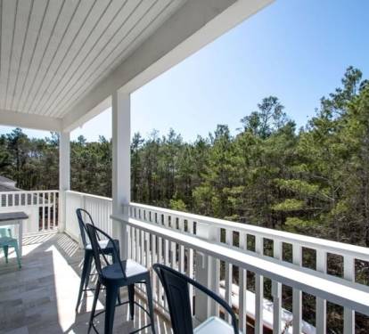 Private Upstairs Patio with Seating for 6