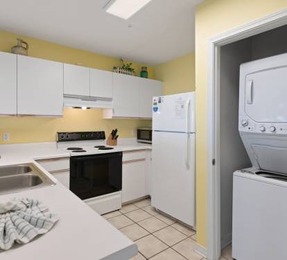Washer, dryer, and a full kitchen setup make longer stays more comfortable and convenient.