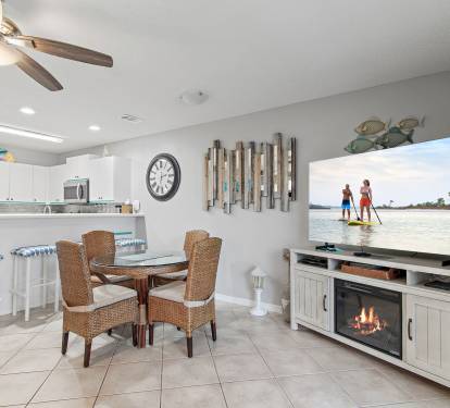 Dining area with coastal accents and flat-screen TV at Maravilla 4205.