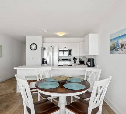 Dining Area - Table Seats 4 - Additional Seating at Kitchen Counter