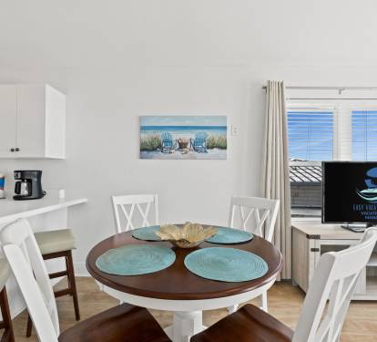 Dining Area - Table Seats 4 - Additional Seating at Kitchen Counter