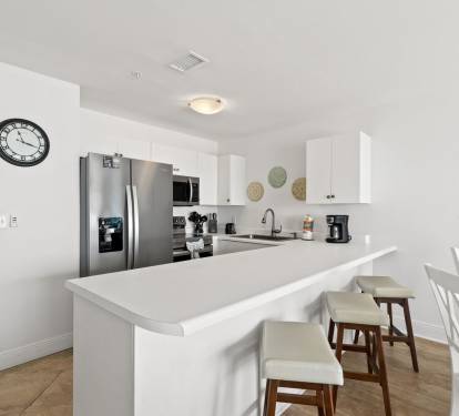 Fully Equipped Kitchen & Extra seating at Kitchen Counter