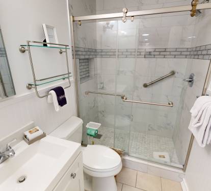 Guest Bathroom (Upstairs)