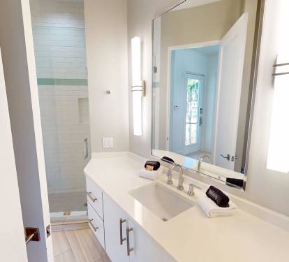 Guest Bathroom 2 (1st Floor)