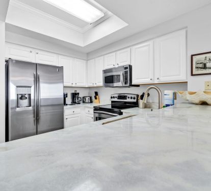 Kitchen with Breakfast Bar