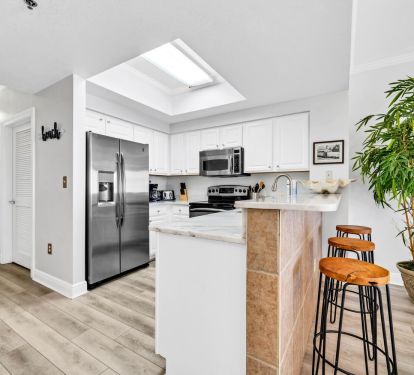 Kitchen with Breakfast Bar
