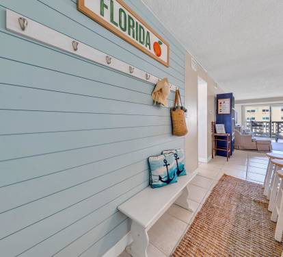 Entry /Kitchen