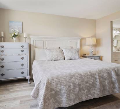 master bdrm with a king bed.