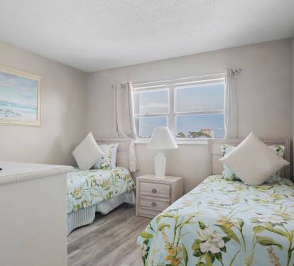 guest bdrm with 2 twin beds