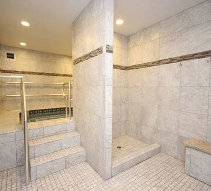 We have two rooms with the same set up here at El Matador. Both have two whirlpool spa's, showers, and steam rooms.