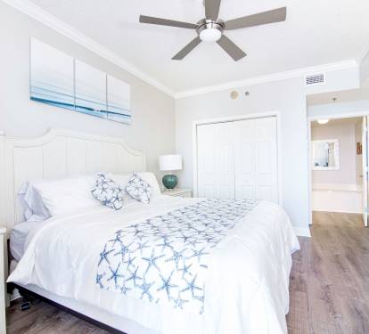 Master Bedroom with king bed an ensuite bathroom