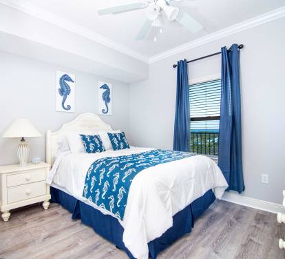 Guest bedroom with queen size bed