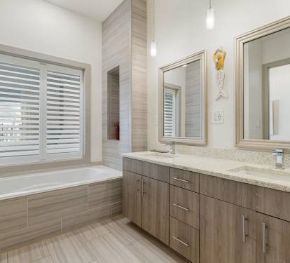 Primary King En-Suite - Dual Vanities & Soaking Tub