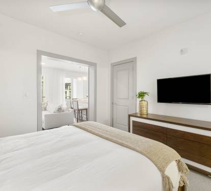 Queen Guest Suite - Equipped with a Flat-Screen TV