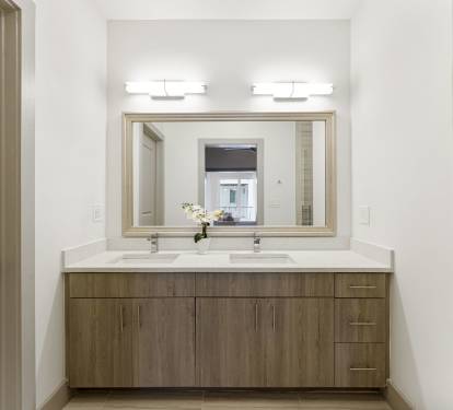 Queen Guest En-Suite - Dual Vanities