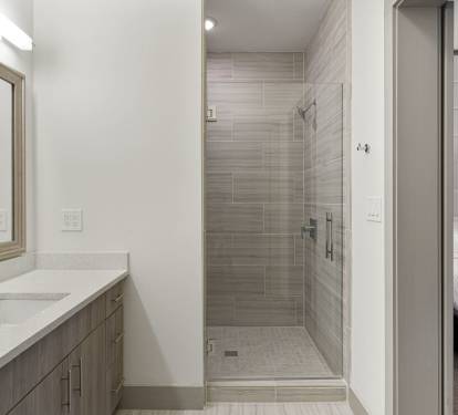 Queen Guest En-Suite - Walk-In Shower